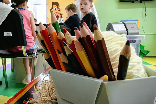 А у нас мастер-класс. В преддверии 23 февраля и 8 Марта пациентов детских отделений травмбольницы научили делать праздничные открытки-трансформеры