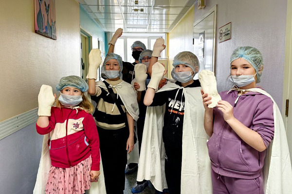 Сердечно-лёгочная реанимация и фиксация перелома. На экскурсии в Сургутской травмбольнице школьники учились оказывать первую помощь