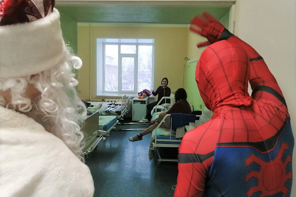 Пациенты детских отделений травмбольницы принимают новогодние подарки и поздравления