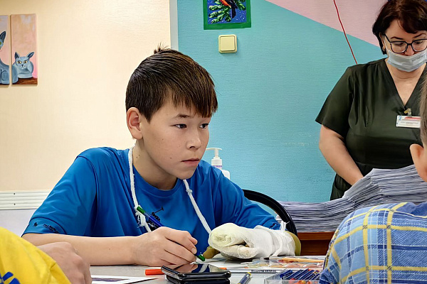 Помогал «Счастливый художник». Маленькие пациенты травмбольницы написали письмо Деду Морозу