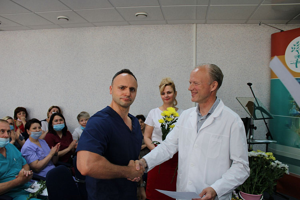 Более двухсот сотрудников Сургутской травмбольницы отмечены ведомственными благодарностями и грамотами ко Дню медицинского работника