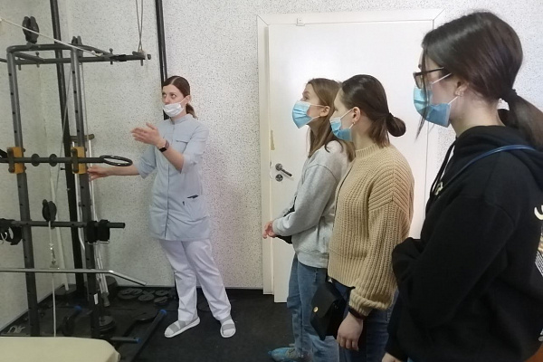 Трудно, но интересно. Будущие специалисты по адаптивной физкультуре познакомились с реабилитационной службой Сургутской травмбольницы