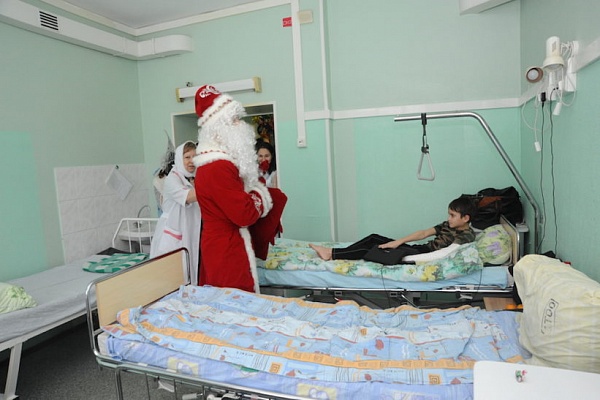 Рождественские встречи! Воспитанники Воскресной школы храма свт. Луки посетили маленьких пациентов