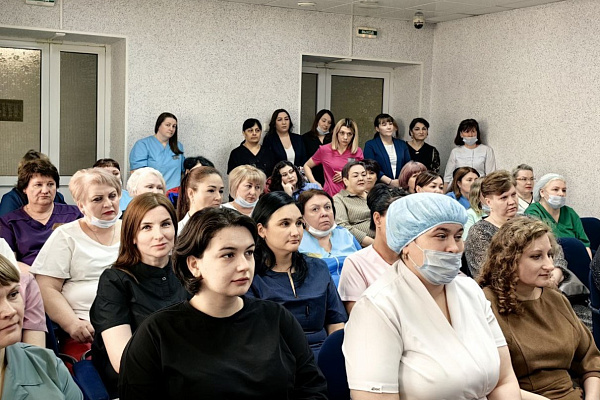 В Сургутской травмбольнице пздравили медицинских сестёр с профессиональным праздником