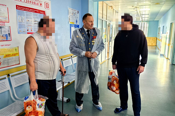 Бойцы СВО принимают поздравления и подарки в палатах Сургутской травмбольницы