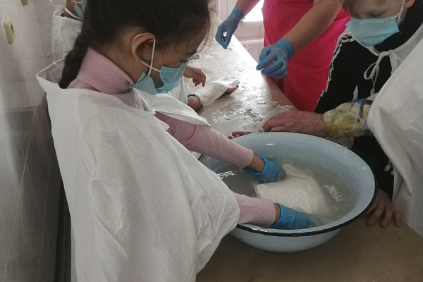 Учились накладывать гипс, общались с пациентами-сверстниками. Дети из центра «РУБУС» посетили Сургутскую травмбольницу