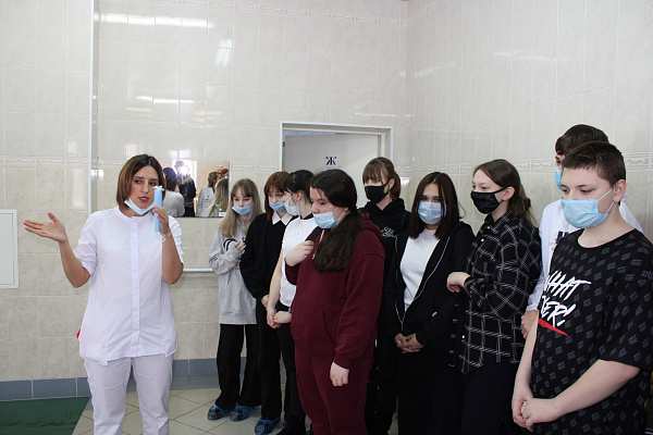 Во время экскурсий по травмбольнице сургутские школьники знакомятся с востребованными в современной медицине специальностями  