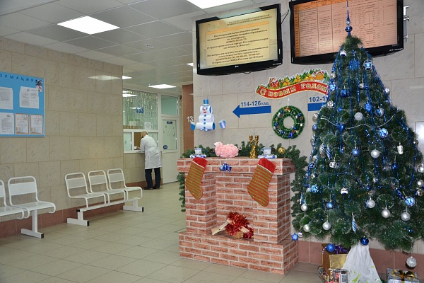 Новогодняя мозаика! В Травмбольнице подвели итоги конкурса на лучшее праздничное оформление подразделений учреждения