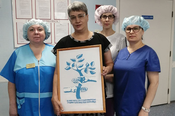 «Бисер – моё средство реабилитации». Пациентка с деформированными руками вышила для Сургутской травмбольницы картину с логотипом клиники