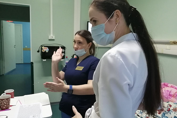 Объясняем на пальцах. Специалистом по сурдокоммуникации пополнился коллектив  Сургутской травмбольницы