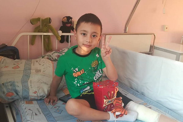 Всегда рады встрече! Пациентов детских отделений Сургутской травмбольницы вновь порадовал визит Деда Мороза 