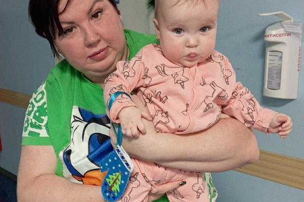 Юные десантники и автоинспекторы поздравили с Новым годом пациентов и персонал Сургутской травмбольницы