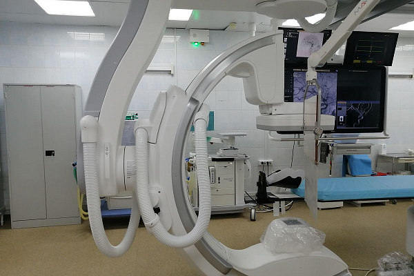 А где скальпели? Об особенностях рентгенохирургической операционной и выполняемых здесь вмешательствах рассказали школьникам во время экскурсии