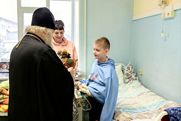 Митрополит Ханты-Мансийский и Сургутский Павел поздравил с Рождеством пациентов и коллектив детских отделений Сургутской травмбольницы