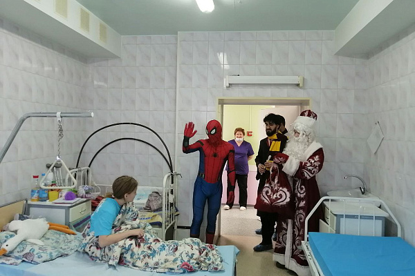 Пациенты детских отделений травмбольницы принимают новогодние подарки и поздравления