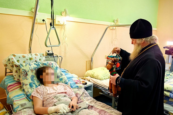 Митрополит Ханты-Мансийский и Сургутский Павел поздравил с Рождеством пациентов и коллектив детских отделений Сургутской травмбольницы