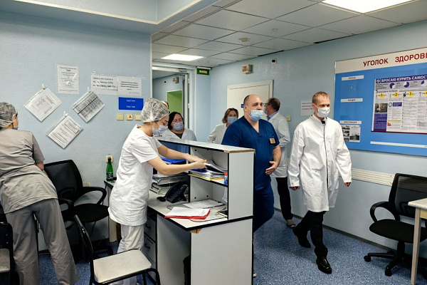 «Работа выстроена в нужном направлении». Руководитель окружного Депздрава Р.В. Паськов побывал в Сургутской травмбольнице