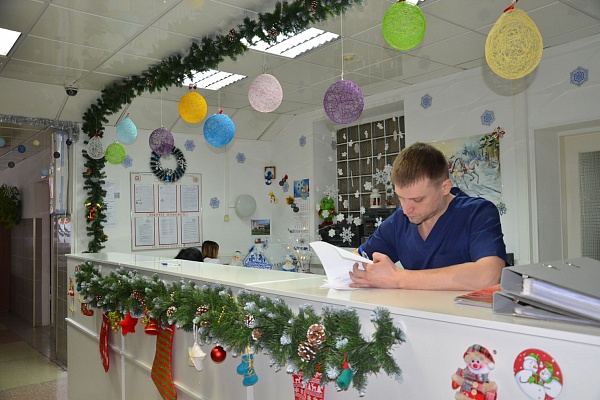 Новогодняя мозаика! В Травмбольнице подвели итоги конкурса на лучшее праздничное оформление подразделений учреждения