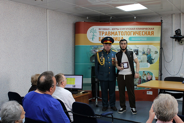 Накануне Дня России сотрудники Сургутской травмбольницы удостоены медалей "За участие в СВО"