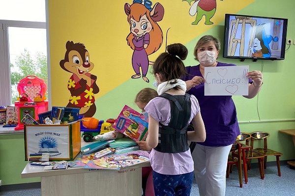 Подари радость! Ученики школы № 22 Сургута передали маленьким пациентам Травмбольницы наборы для творчества