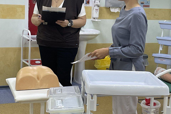 Главная медсестра травмбольницы оценивает уровень первого выпуска специалистов по сестринскому делу Сургутского института экономики, управления и права