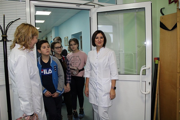 В Травмбольнице прошла экскурсия для учеников Технологической школы Сургута 