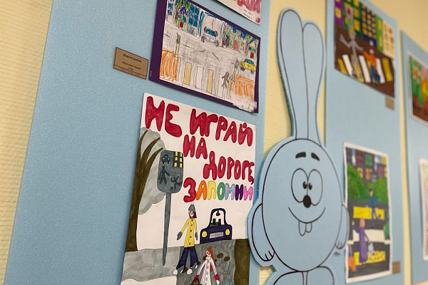 Рисовали безопасность. В Сургутской травмбольнице наградили победителей детского творческого конкурса «Добрая дорога домой»