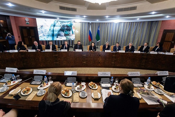 Губернатор Югры Наталья Комарова вручила награды врачам Травмбольницы за развитие службы трансплантологии в регионе