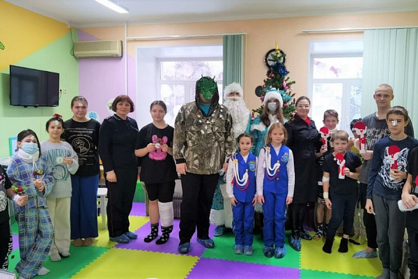 С подарками для настроения и безопасности пришли к пациентам травмбольницы дети из отрядов ЮИД