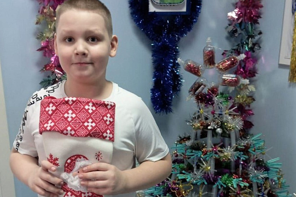 Юные десантники и автоинспекторы поздравили с Новым годом пациентов и персонал Сургутской травмбольницы