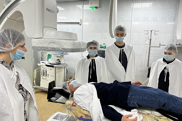 А где скальпели? Об особенностях рентгенохирургической операционной и выполняемых здесь вмешательствах рассказали школьникам во время экскурсии