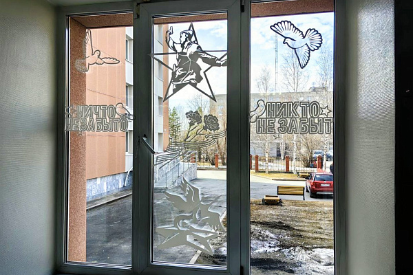 Уголки памяти, окна Победы, баннеры героизму медиков. В Сургутской травмбольнице завершилось праздничное оформление к 9 Мая