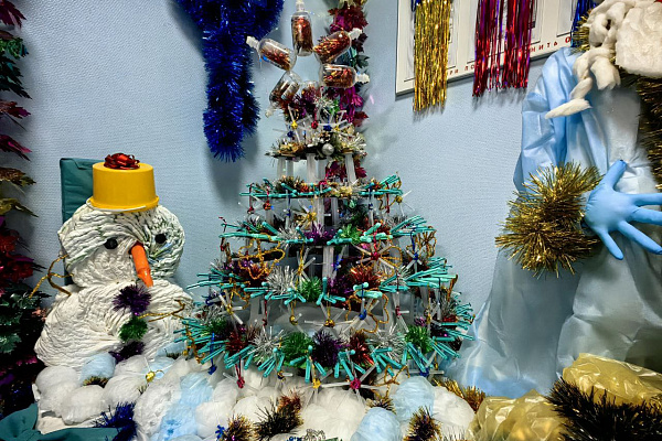 Ангелы из масок, гирлянды из пробирок. В Сургутской травмбольнице прошёл конкурс на самое оригинальное украшение отделения 