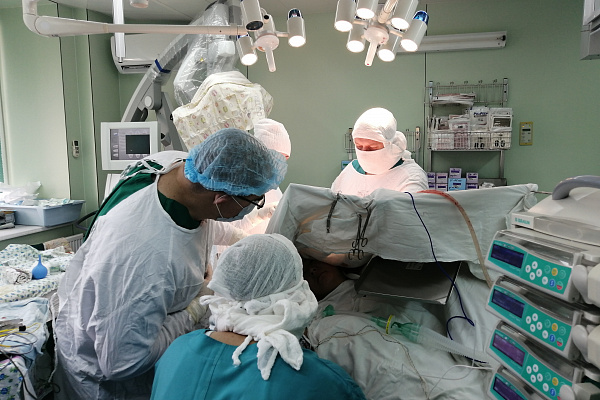 Переводчика – в операционную! Сургутские нейрохирурги удалили опухоль головного мозга гражданке Китайской Народной Республики