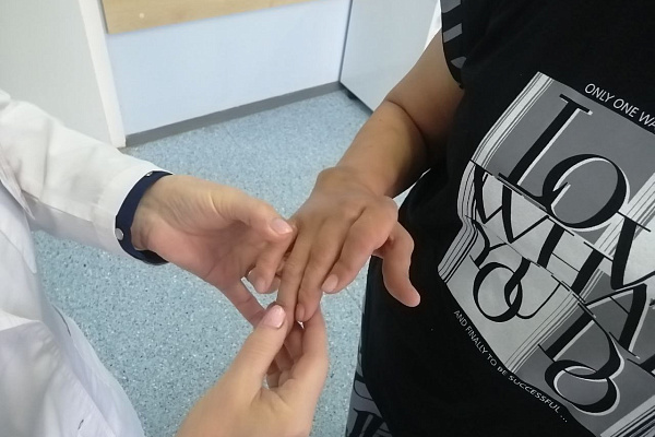 «Бисер – моё средство реабилитации». Пациентка с деформированными руками вышила для Сургутской травмбольницы картину с логотипом клиники