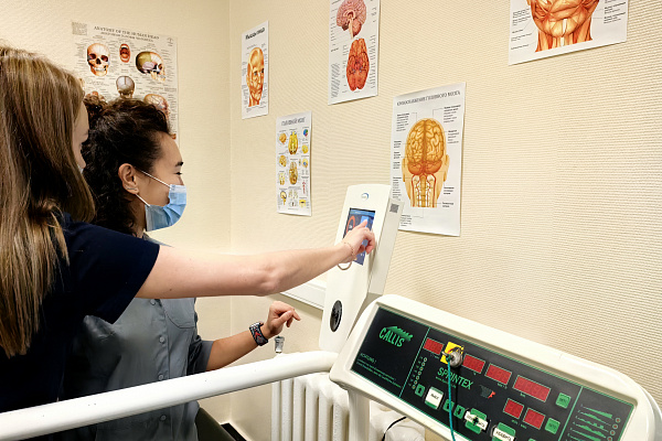 Впечатляет оборудование, вдохновляет результат. В Сургутской травмбольнице практикуются студенты, получающие немедицинское образование