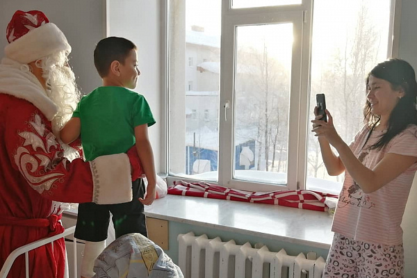 Всегда рады встрече! Пациентов детских отделений Сургутской травмбольницы вновь порадовал визит Деда Мороза 