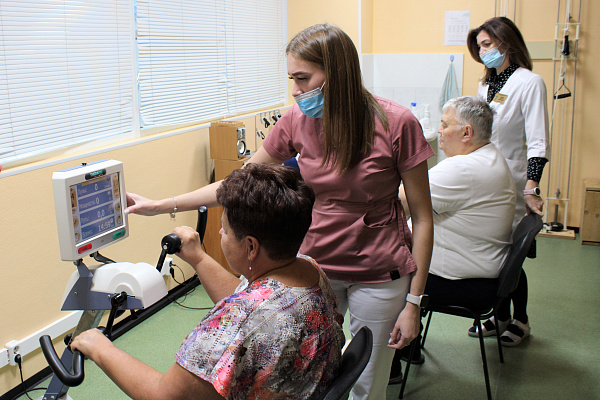 В больницу - с вечерними нарядами. Как первые пациенты представляли лечение в реабилитационном отделении, и чем гордится его коллектив по итогам 20-летней работы