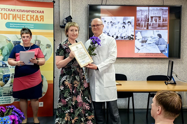 Более 130-ти сотрудников Сургутской травмбольницы получили награды накануне профессионального праздника