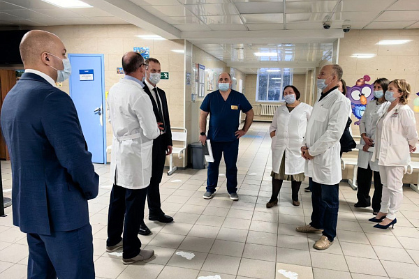 «Работа выстроена в нужном направлении». Руководитель окружного Депздрава Р.В. Паськов побывал в Сургутской травмбольнице