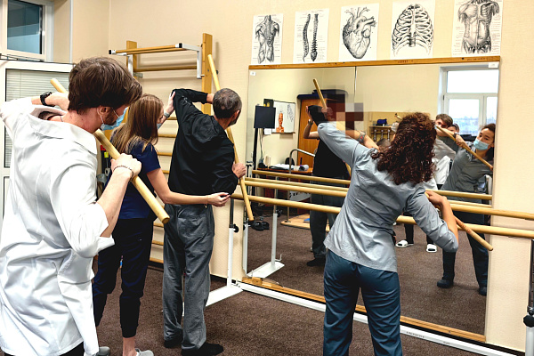 Впечатляет оборудование, вдохновляет результат. В Сургутской травмбольнице практикуются студенты, получающие немедицинское образование