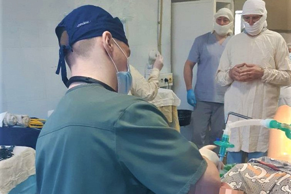 По 4 операции в смену. Анестезиолог-реаниматолог Сургутской травмбольницы работает в Макеевке