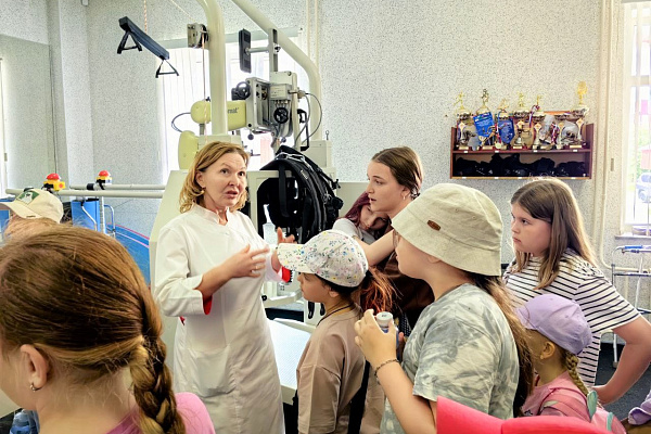 Во время экскурсии по травмбольнице школьники на себе опробовали тренажеры для реабилитации