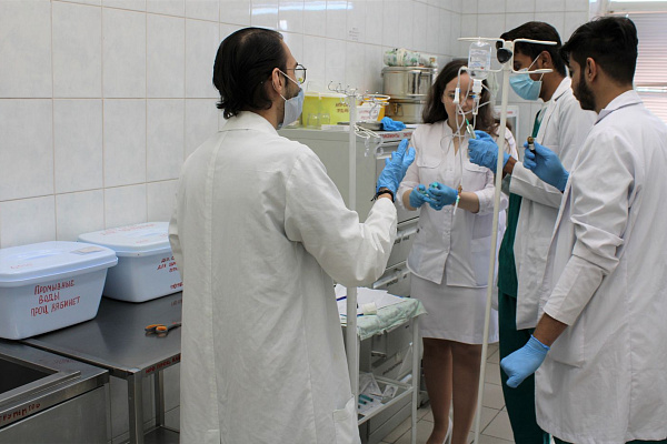 Около 40 иностранных студентов-медиков из Индии и Египта снова практикуются в Сургутской травмбольнице по окончании очередного учебного года