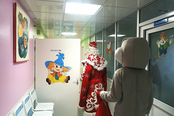 Заглянул в каждую палату.  Дед Мороз навестил детские отделения Сургутской травмбольницы