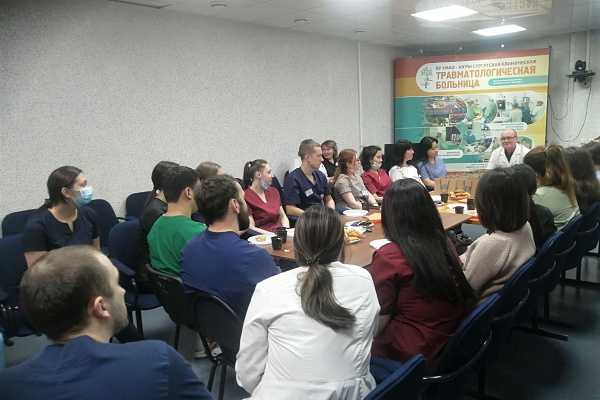 Чаепитие с главным врачом. Молодых специалистов Сургутской травмбольницы тепло поздравили с началом трудовой карьеры