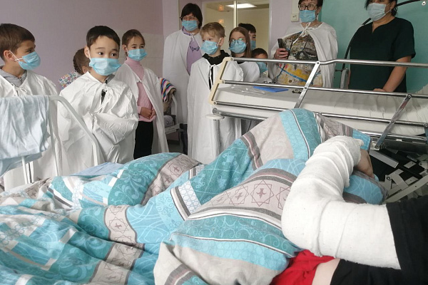 Учились накладывать гипс, общались с пациентами-сверстниками. Дети из центра «РУБУС» посетили Сургутскую травмбольницу