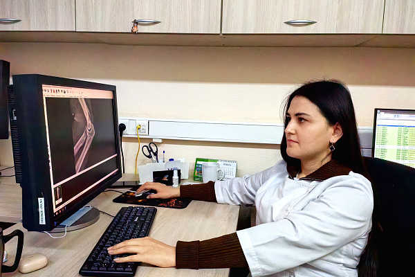 Рентгенологи Сургутской травмбольницы дистанционно обрабатывают КТ-снимки пациентов макеевской клиники