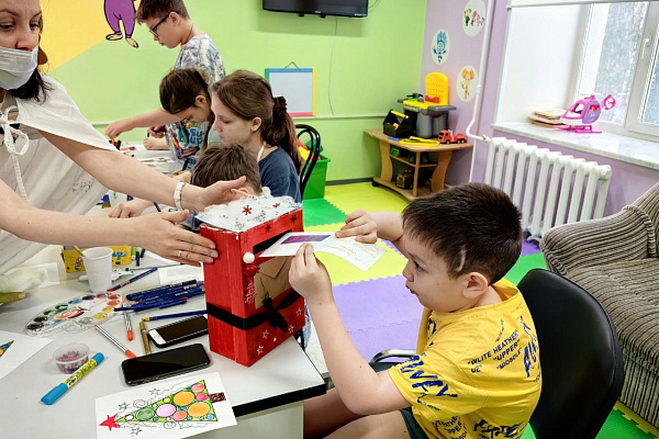 Помогал «Счастливый художник». Маленькие пациенты травмбольницы написали письмо Деду Морозу