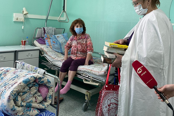 В Травматологической больнице прошла акция «Дарите книги с любовью»